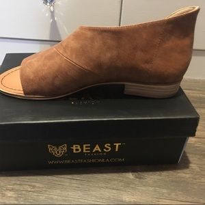 Cognac Lotus open toe flats